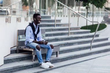 Sokakta gülümseyen mutlu genç adam, seçici odaklanma 