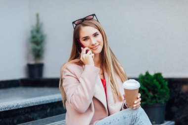 Telefon, seçici odak kullanan genç kadın