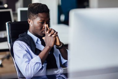 Ofiste çalışan genç işadamı, seçici odaklanma