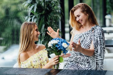 Mutlu bir anne ve kız yaz tatili kafesinde dinleniyor. 