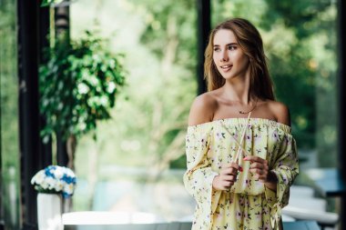 Kafe terasındaki çekici sarışın kadın portresi. 