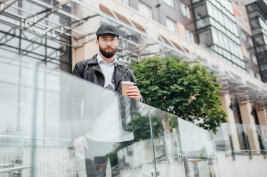 Sokakta sakallı stil sahibi bir adam, seçici odaklı.