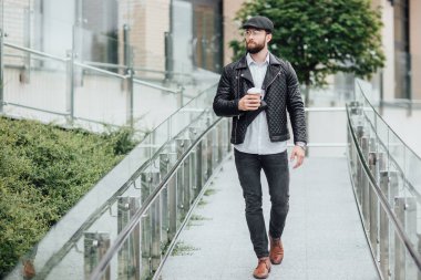 Sokakta sakallı stil sahibi bir adam, seçici odaklı.