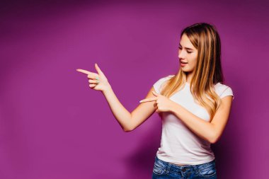 Mor arka planda poz veren güzel bir genç kadının portresi. 