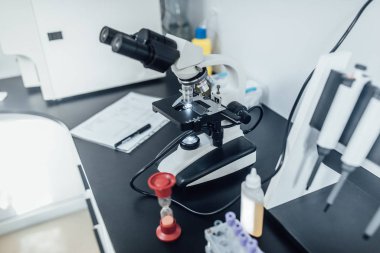 Biyoteknolojik araştırmalar için modern kimya laboratuvarı, iç mekan ve ekipman 