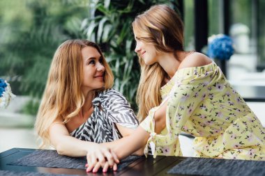 Mutlu bir anne ve kız yaz tatili kafesinde dinleniyor. 