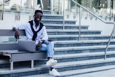 Genç adam dizüstü bilgisayar kullanıyor, seçici odaklanma