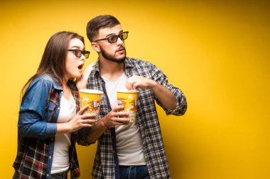 Sarı arka plana karşı neşeli genç çift