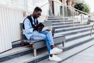 Sokakta gülümseyen mutlu genç adam, seçici odaklanma 