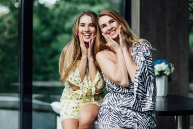 Mutlu bir anne ve kız yaz tatili kafesinde dinleniyor. 