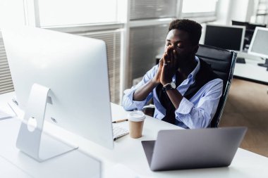 Ofiste çalışan genç işadamı, seçici odaklanma