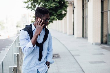 Sokakta gülümseyen mutlu genç adam, seçici odaklanma 