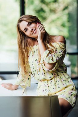 Kafe terasındaki çekici sarışın kadın portresi. 