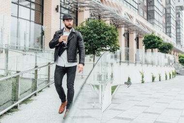 Sokakta sakallı stil sahibi bir adam, seçici odaklı.