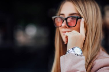 Genç, güzel, güneş gözlüklü, modaya uygun bir kadın. 