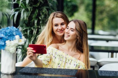 Mutlu bir anne ve kız yaz tatili kafesinde dinleniyor. 