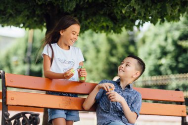 Gülümseyen çocuklar birlikte zaman geçirir, seçici odaklanırlar.