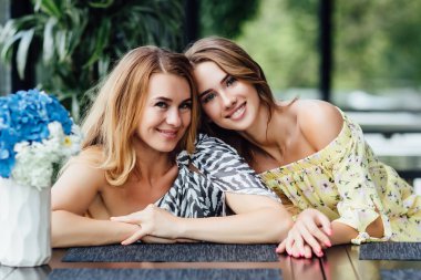 Mutlu bir anne ve kız yaz tatili kafesinde dinleniyor. 