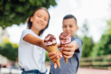 Çocukların elindeki tatlı dondurmaya odaklan, seçici odaklan.