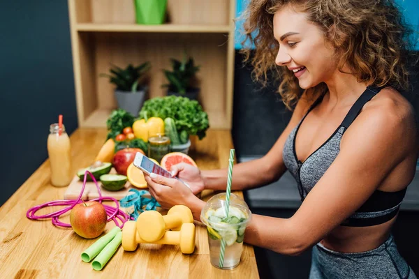 Gyönyörű Egészséges Zöld Ételek Modern Konyhában — Stock Fotó