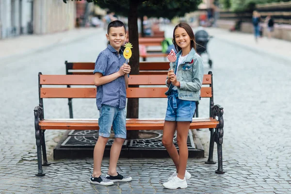 Zwei Glückliche Kinder Mit Süßigkeiten Selektiver Fokus — Stockfoto