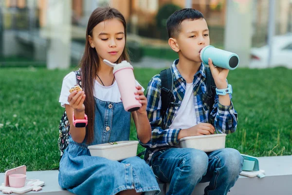 Zwei Kleine Kinder Beim Mittagessen Der Nähe Der Schule Selektiver — Stockfoto