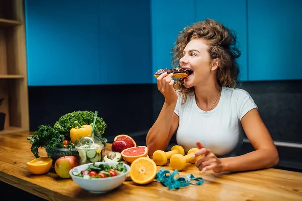 Hermosa Mujer Con Comida Verde Saludable Cocina Moderna — Foto de Stock