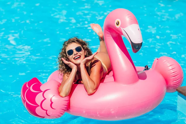 Mulher Loira Bonita Com Cabelo Encaracolado Relaxante Piscina — Fotografia de Stock