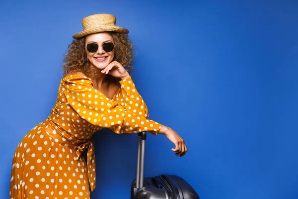 Surprised Woman Vintage Dress Stay Background Holding Suitcase — 스톡 사진