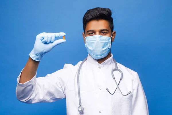 Índio Médico Masculino Casaco Branco Fundo Azul — Fotografia de Stock