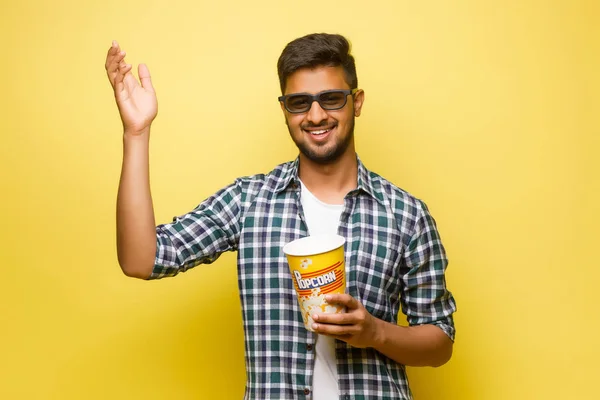 Feliz Joven Casual Blanco Camiseta Comer Palomitas Maíz Con Gafas —  Fotos de Stock