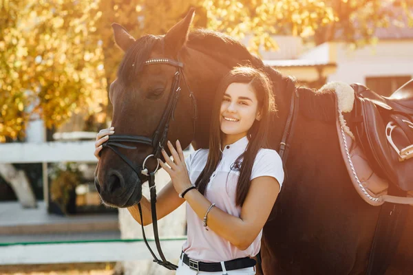 Piloto Feminino Com Cavalo Foco Seletivo — Fotografia de Stock