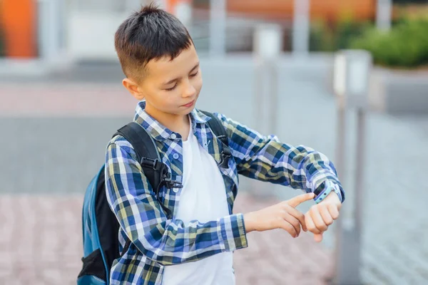 Schattig Jongen Dragen Stijlvolle Shirt Buurt Van School Selectieve Focus — Stockfoto