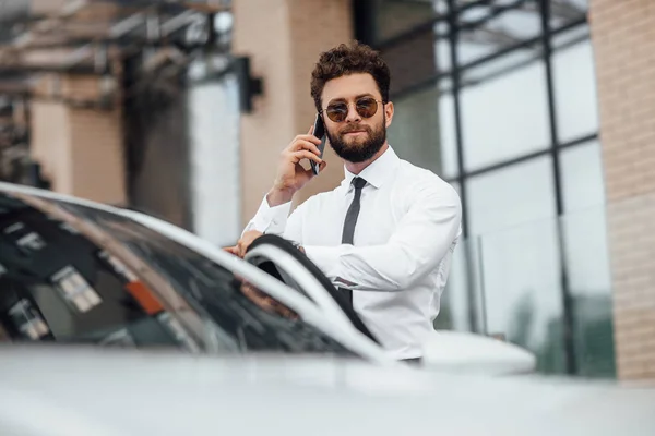 Schöner Junger Geschäftsmann Der Nähe Eines Neuen Weißen Autos Selektiver — Stockfoto