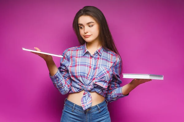 Portret Van Een Mooie Jonge Vrouw Poseren Violette Achtergrond — Stockfoto