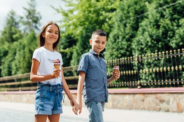 Junge Und Mädchen Essen Frisches Eis Selektiver Fokus — Stockfoto
