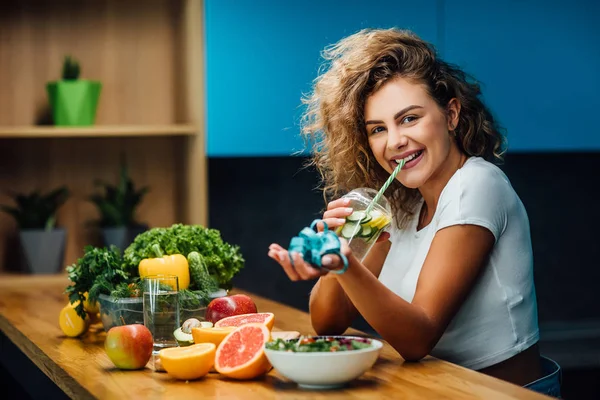 Hermosa Mujer Con Comida Verde Saludable Cocina Moderna — Foto de Stock