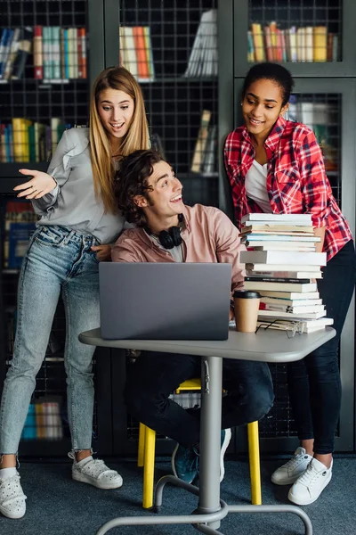 Três Estudantes Felizes Aprendendo Biblioteca Foco Seletivo — Fotografia de Stock