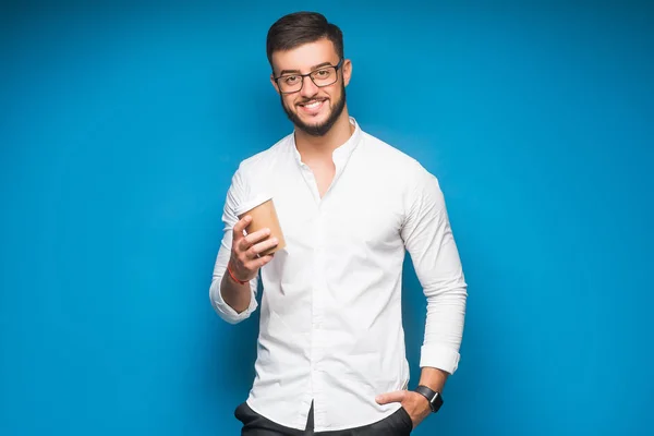 Portret Van Lachende Jonge Zakenman Met Kopje Koffie Blauwe Achtergrond — Stockfoto