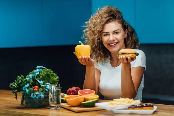 Hermosa Mujer Con Comida Verde Saludable Cocina Moderna — Foto de Stock