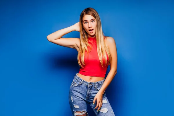 Joven Hermosa Mujer Posando Sobre Fondo Azul —  Fotos de Stock