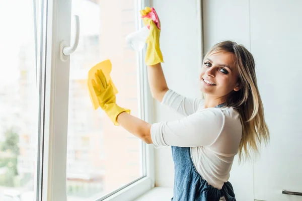 魅力的な女性の洗濯窓 選択的な焦点 — ストック写真