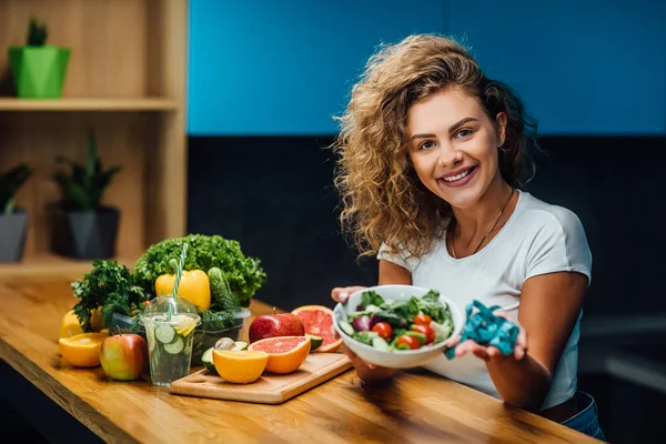 Hermosa Mujer Con Comida Verde Saludable Cocina Moderna — Foto de Stock