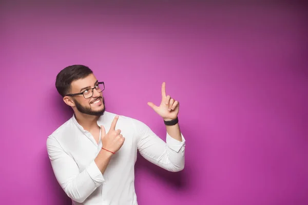 Handsome Young Man White Shirt Smiling While Standing Violet Background — 스톡 사진