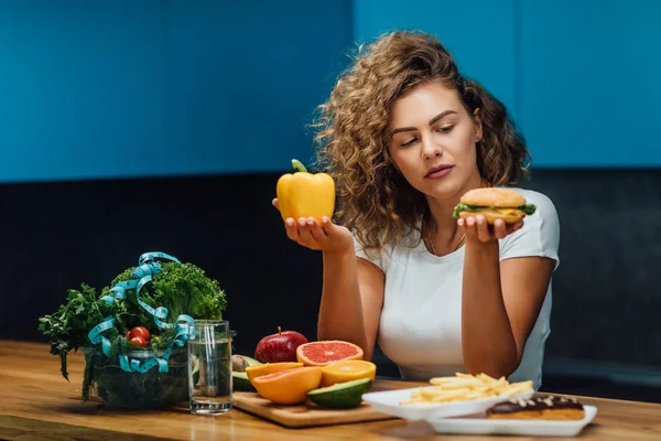 Bella Donna Con Cibo Verde Sano Cucina Moderna — Foto Stock