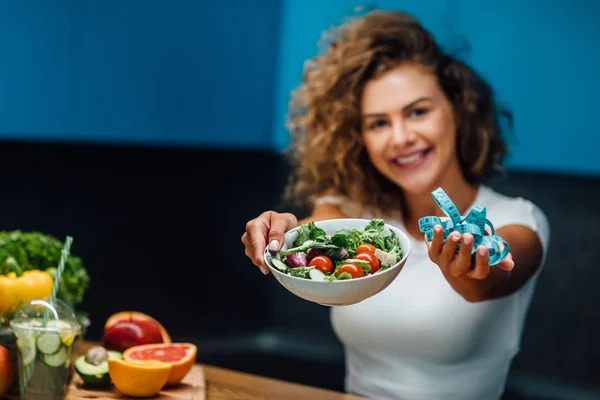 Belle Femme Avec Nourriture Verte Saine Cuisine Moderne — Photo