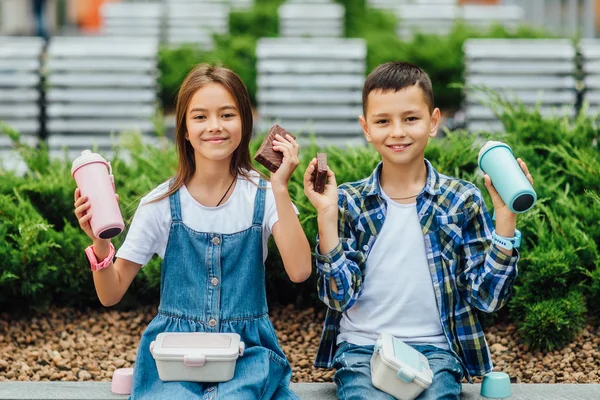 Junge Und Mädchen Sitzen Mit Schokoladenkuchen Und Duroplast Der Hand — Stockfoto