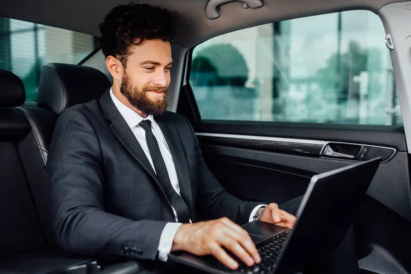 Schöner Junger Geschäftsmann Der Auto Fährt Selektiver Fokus — Stockfoto