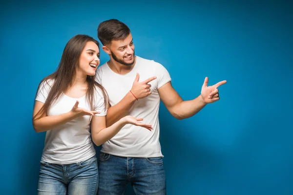 Retrato Feliz Pareja Joven Sobre Fondo Azul — Foto de Stock