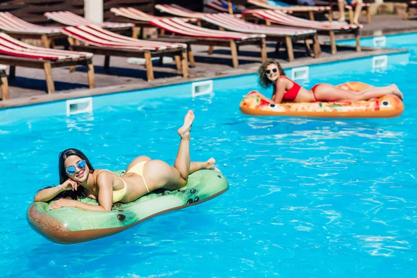 Two Beautiful Women Relaxing Swimming Pool — Stock Photo, Image